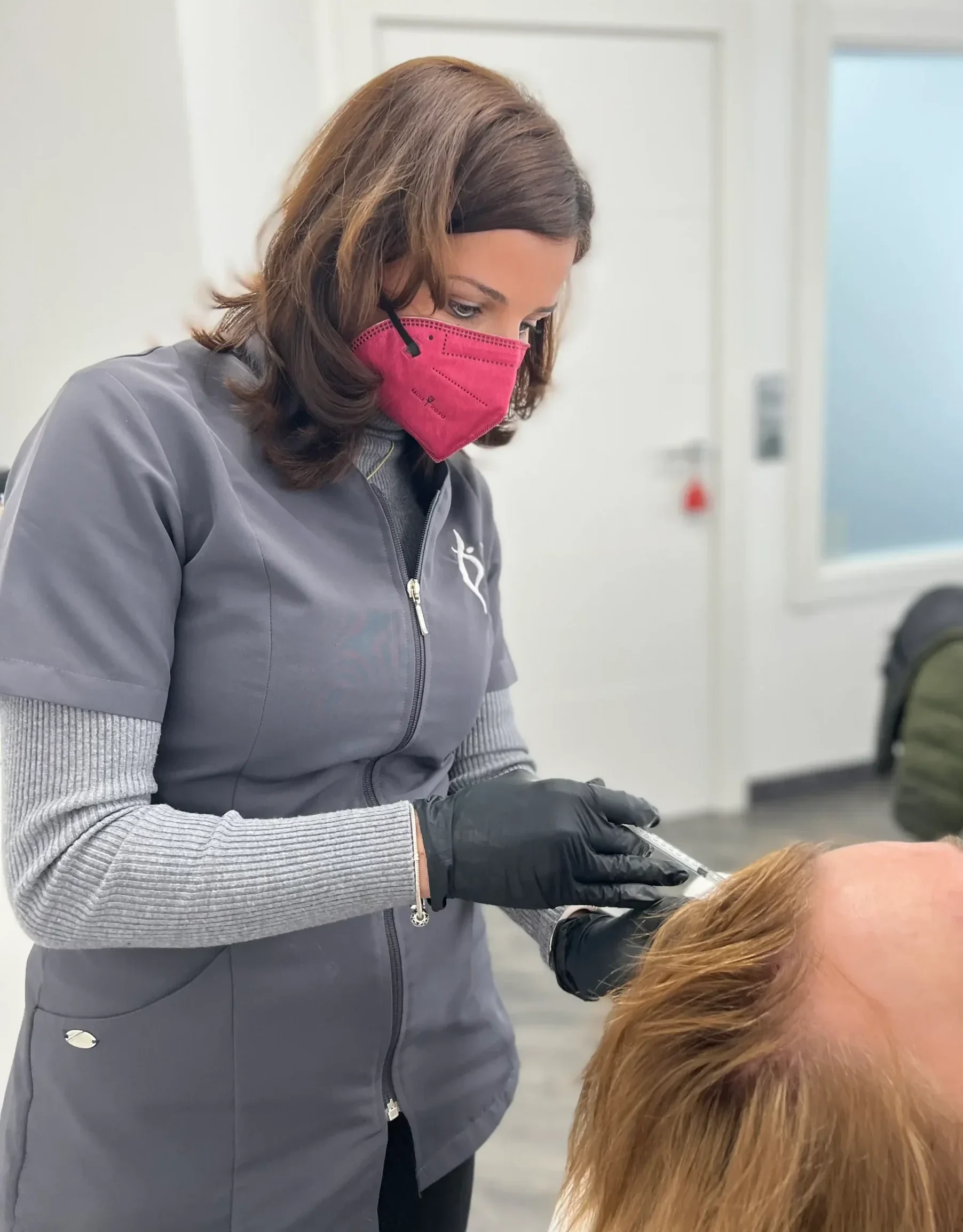 Doctora realizando tratamiento capilar